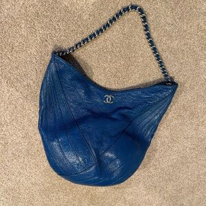 CHANEL Blue patent Leather Shoulder Hobo with Chain-Strap